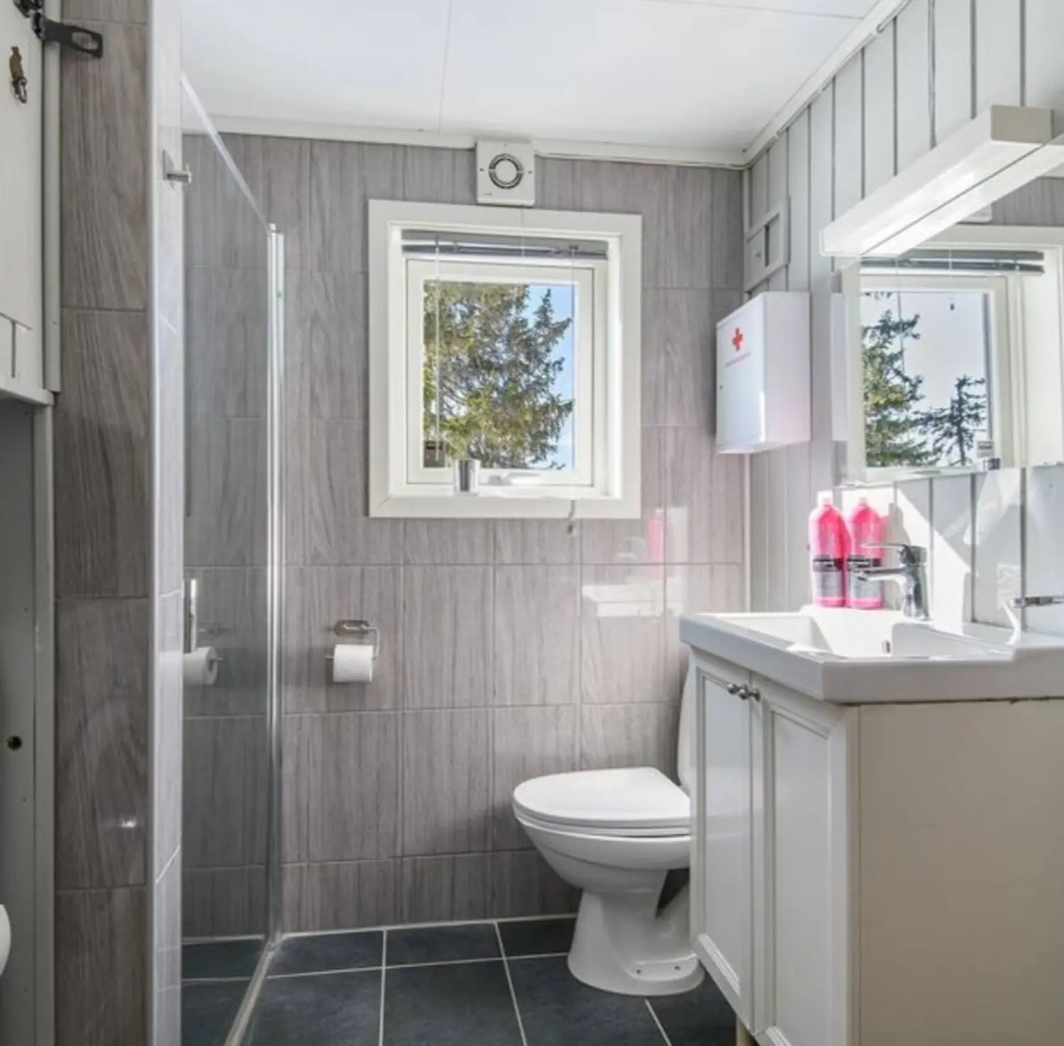 Badezimmer am Ferienhaus in Sjusjøen bei Lillehammer im Sommer