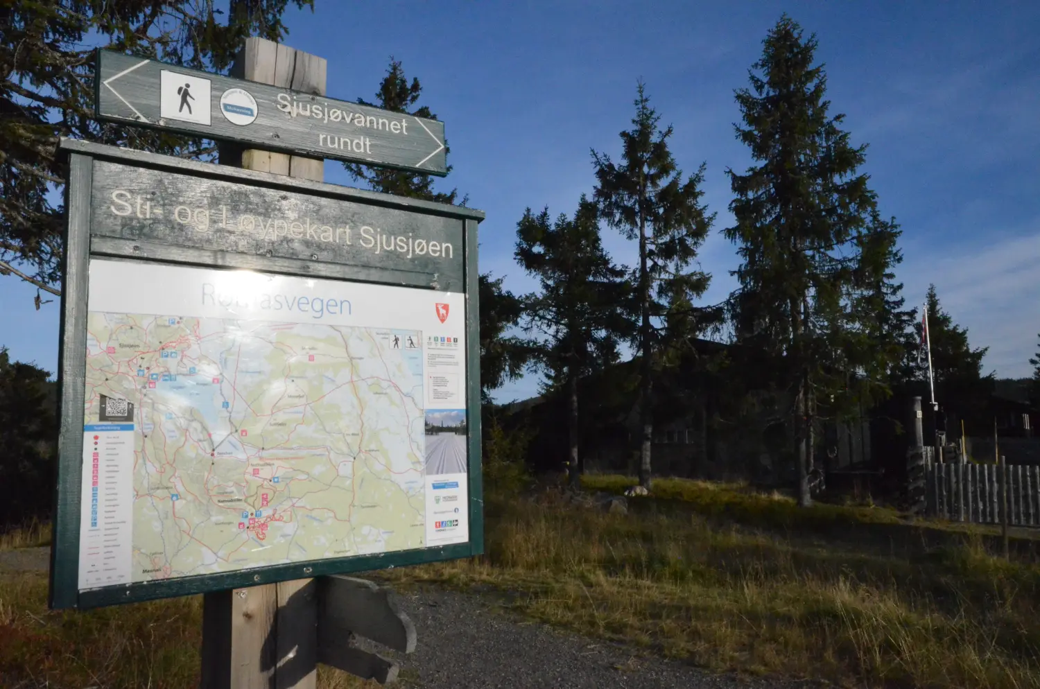 Wegbeschreibungstafel beim Ferienhaus in Sjusjøen bei Lillehammer